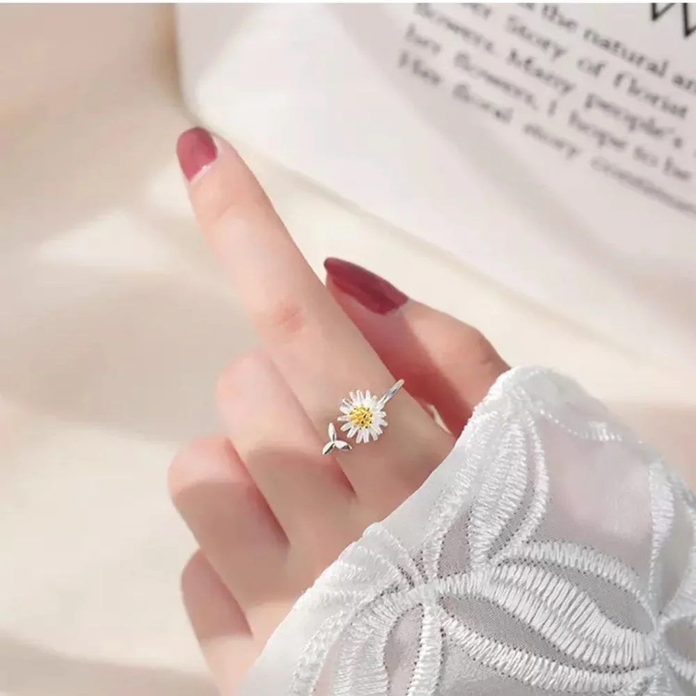 “A Good Day” Dainty Minimalist Floral Daisy Ring